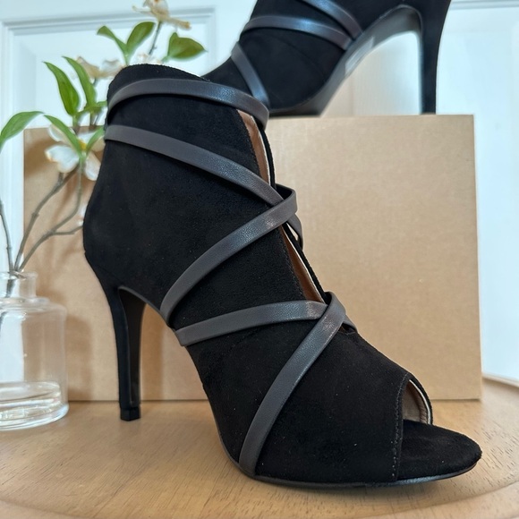 Shoes - SAMARA ~ Women’s black zipper back faux leather strap accents high heels size 7